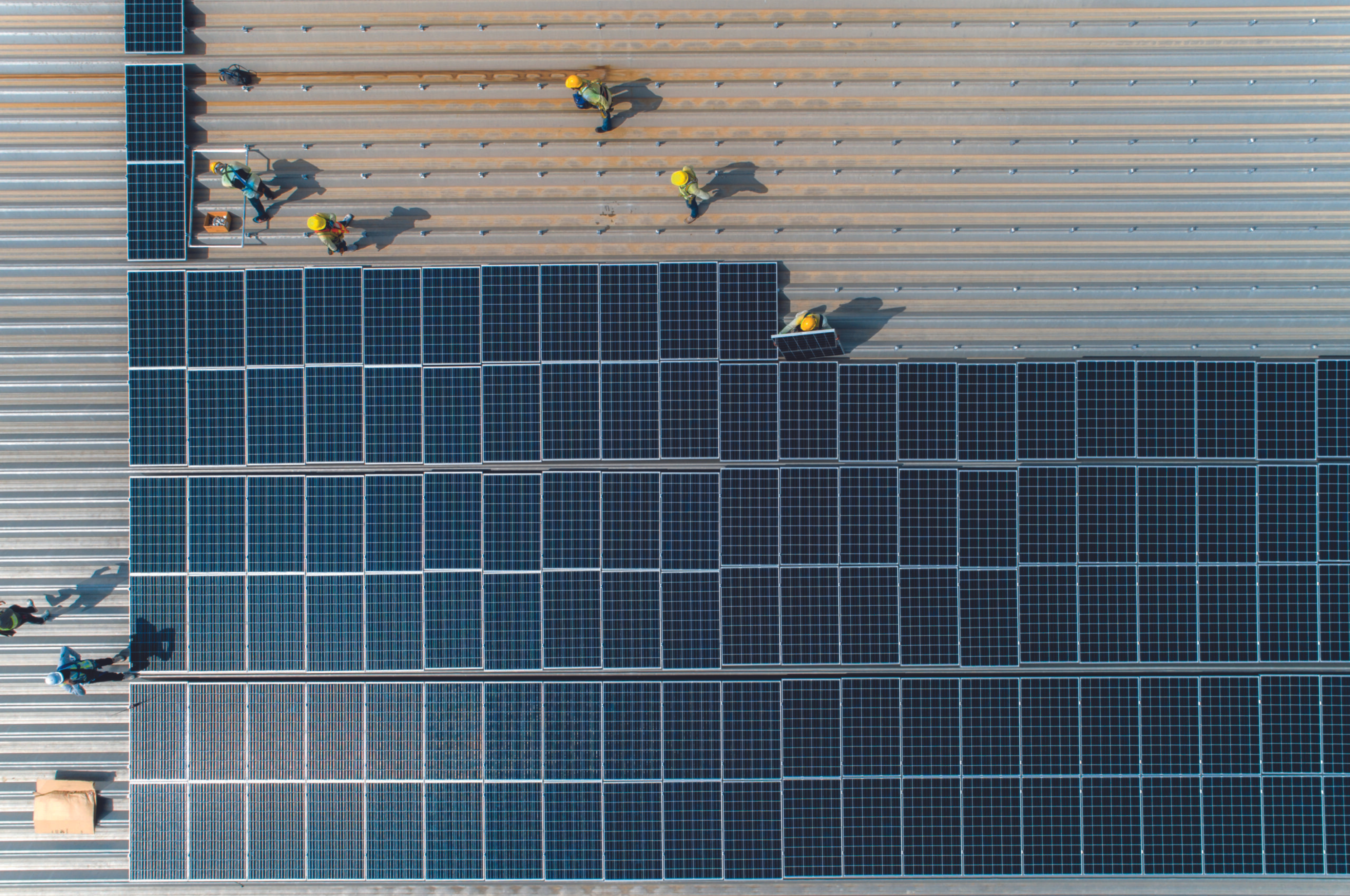 Installation de panneaux solaires photovoltaïques sur le toit d'une entreprise